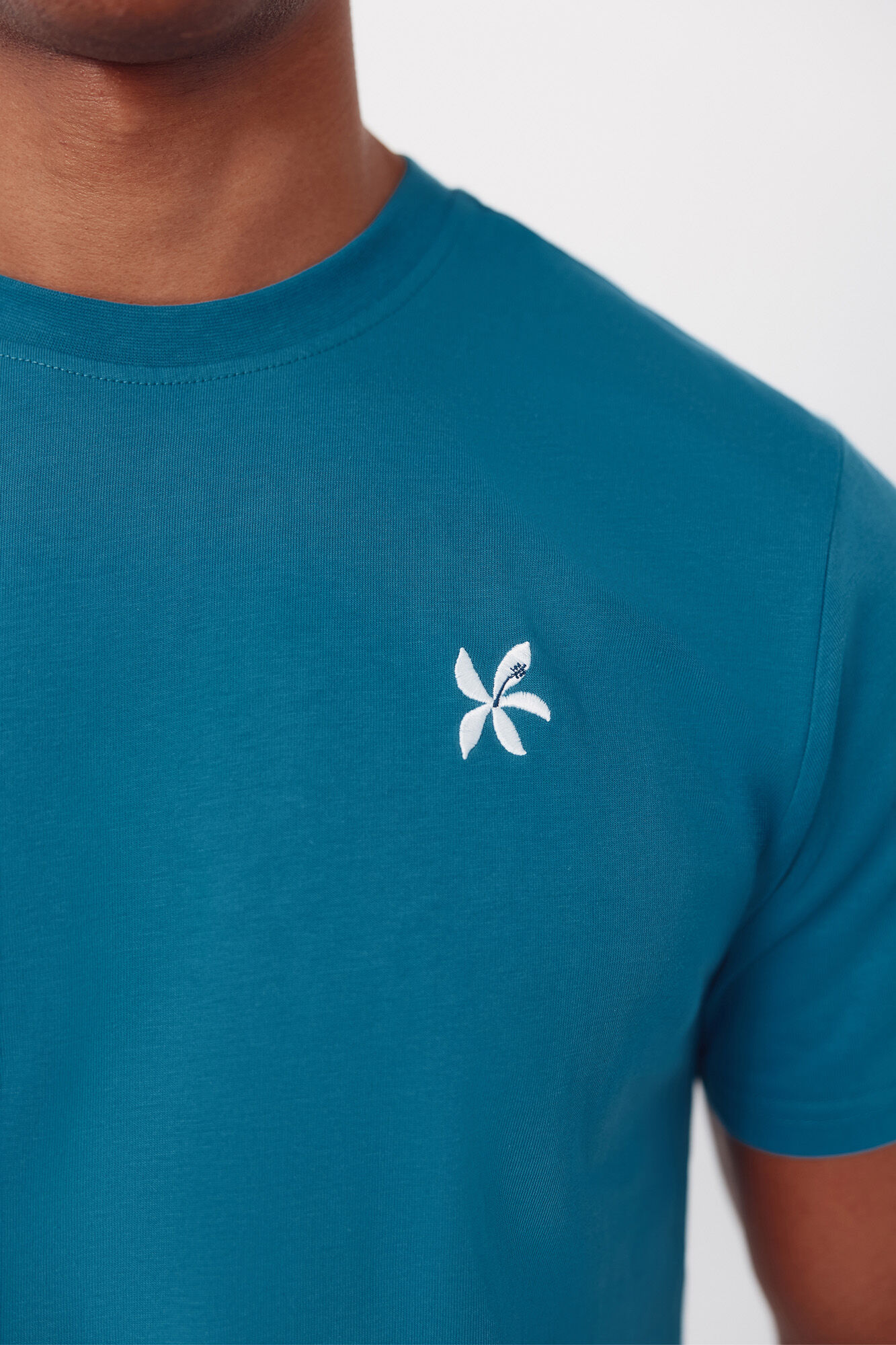 Cortefiel Camiseta bordado