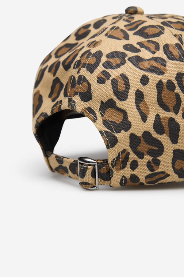 Cortefiel Gorra estampada efecto leopardo Marr&oacute;n