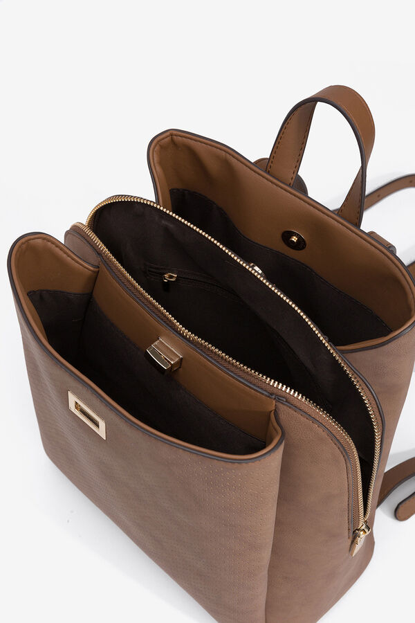 Vilanova Mochila efecto gamuza perforada Marr&oacute;n