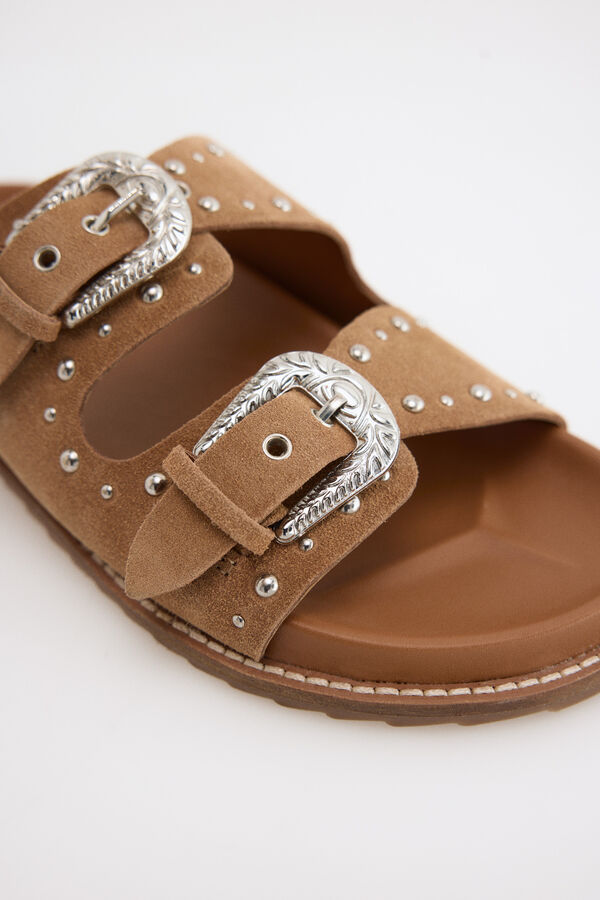 Slowlove Sandalia piel tachuelas Marr&oacute;n
