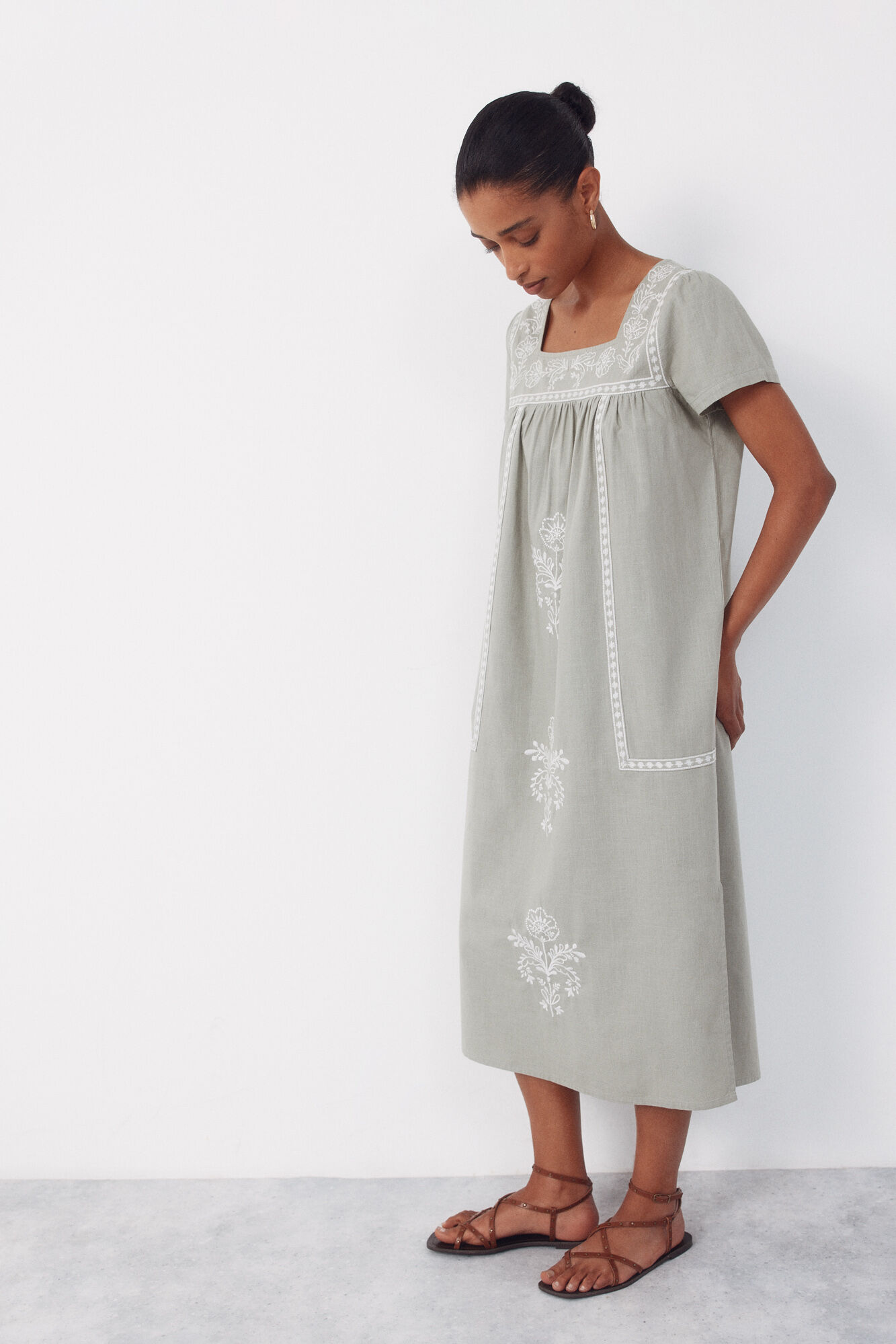 Cortefiel Vestido bordados florales