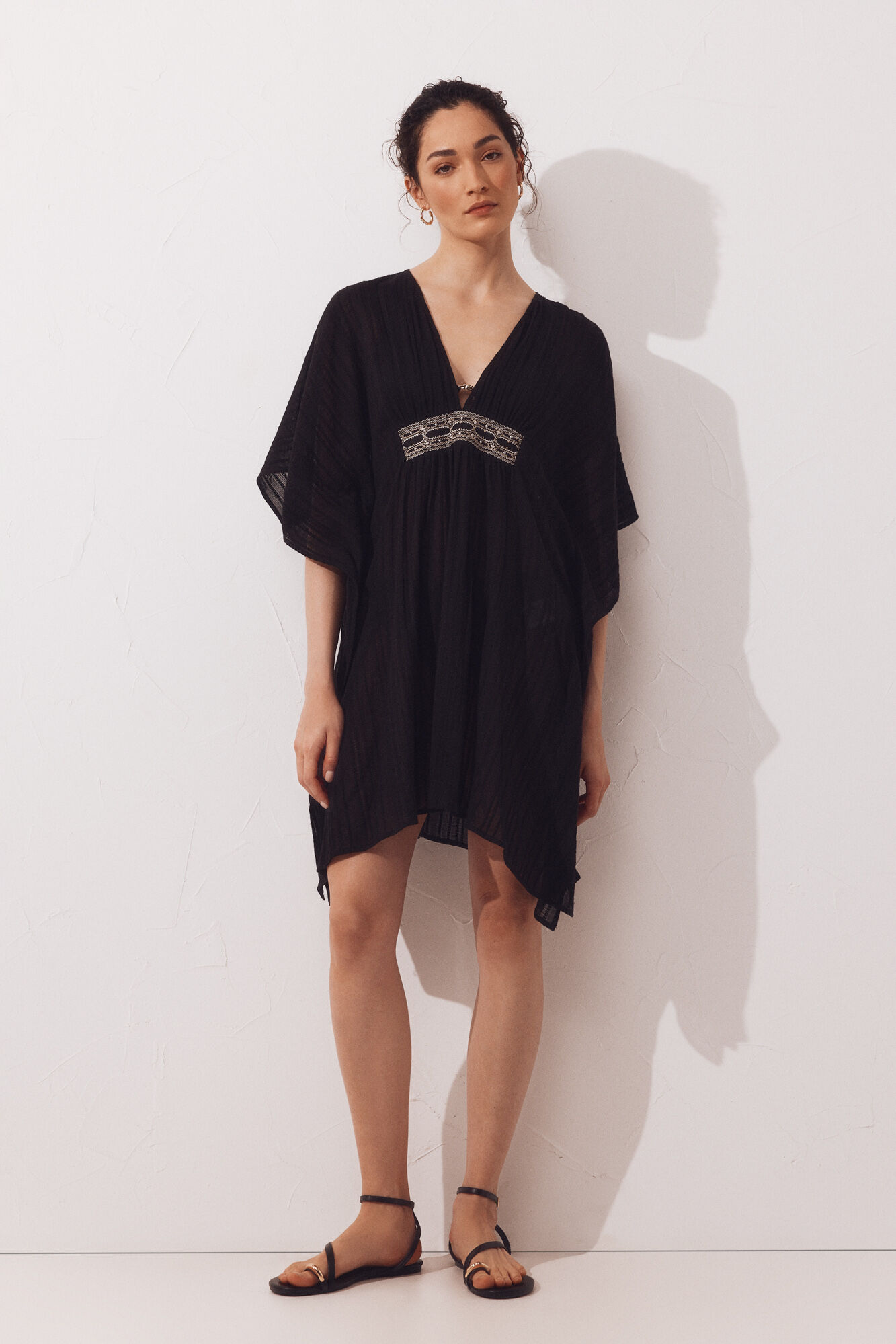 Cortefiel Caftan curto amplo bordado