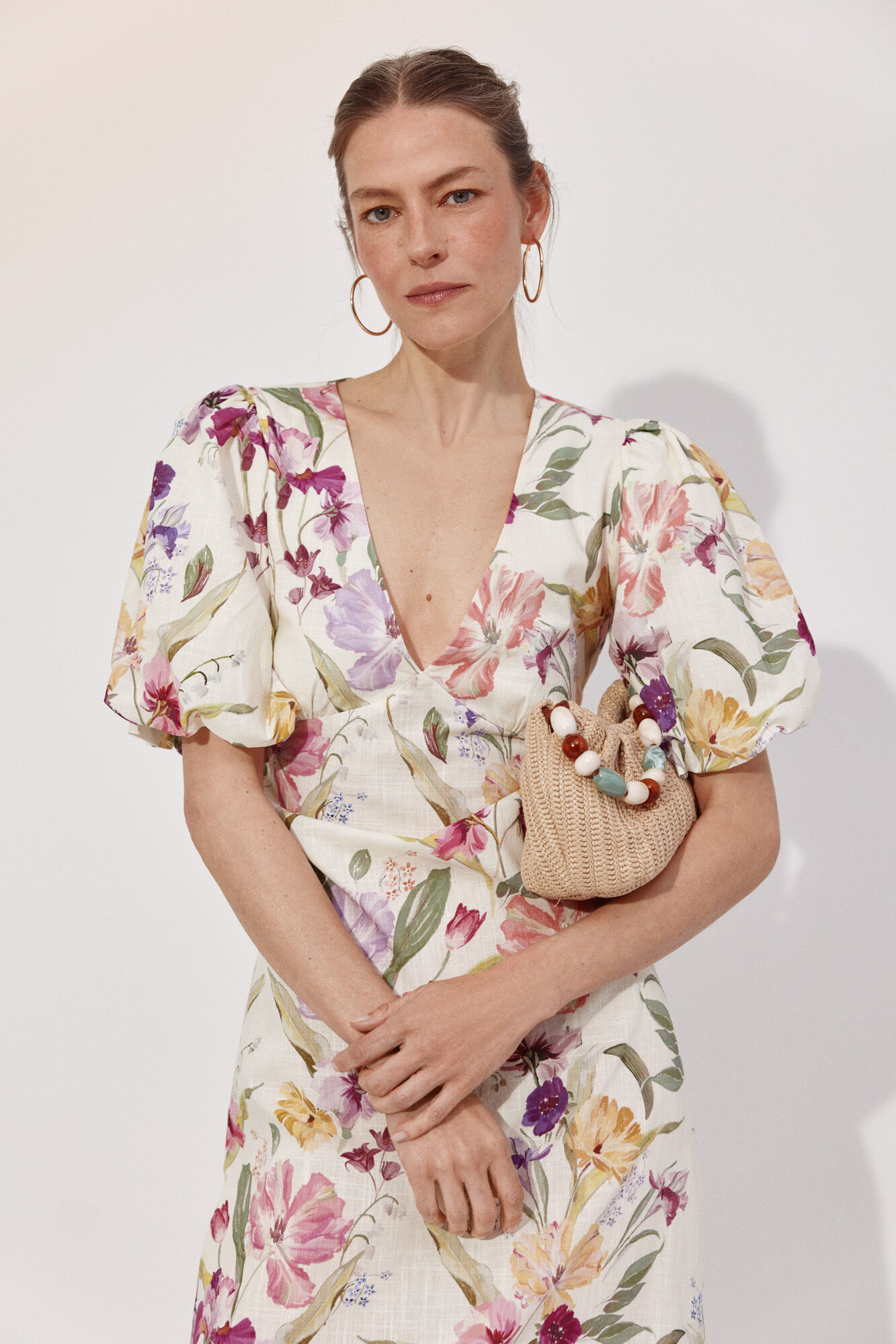 Cortefiel Bolsa de r&aacute;fia com al&ccedil;a elegante.