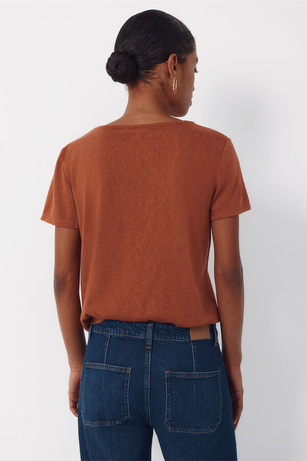 Cortefiel Camiseta pico pasamaneria Marr&oacute;n