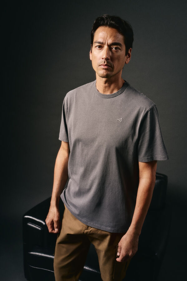 OOTO Camiseta básica con bordado avión Gris