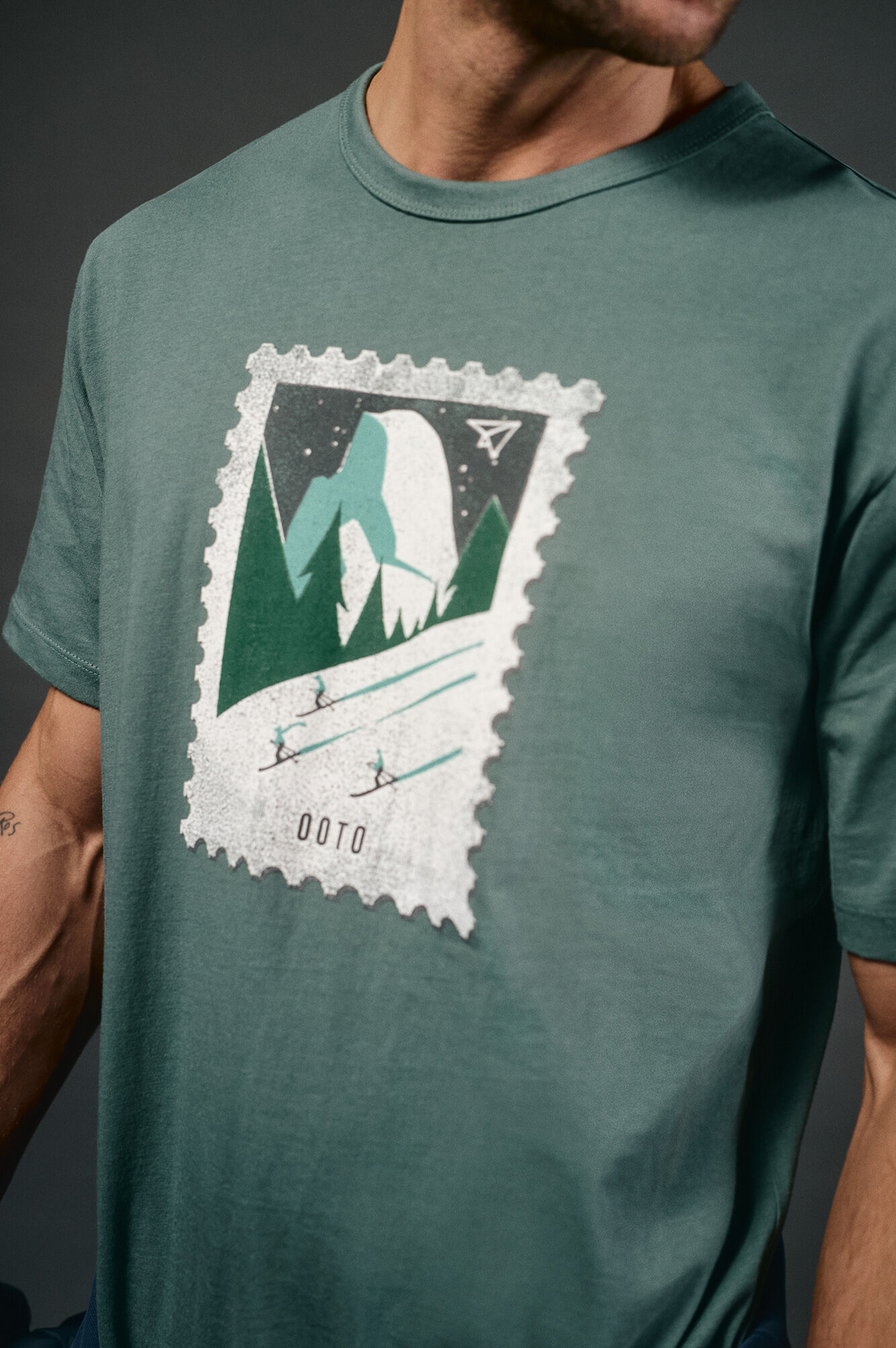 OOTO T-shirt gr&aacute;fica lavada