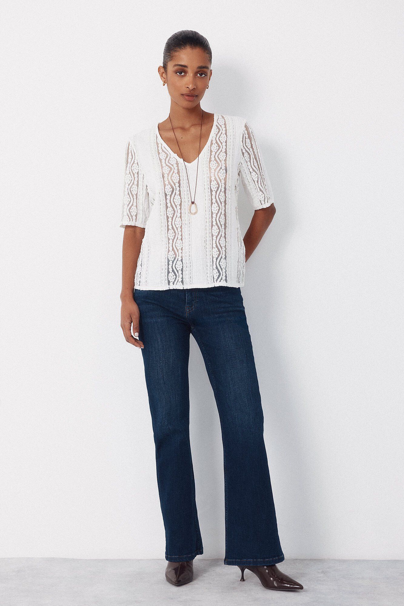 Cortefiel A blusa tem bico em decote