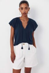Cortefiel Camiseta fluida com detalhes. Azul