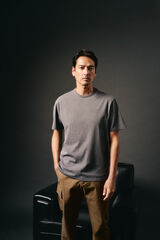 OOTO Camiseta básica con bordado avión Gris