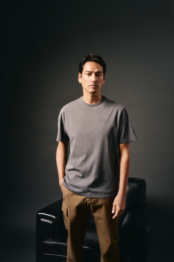 OOTO Camiseta básica con bordado avión Gris