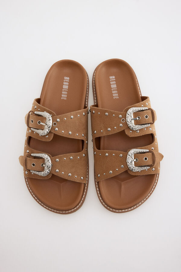 Slowlove Sandalia piel tachuelas Marr&oacute;n