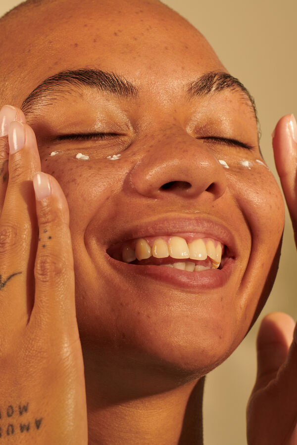 The Body Shop Creme para contorno dos olhos com vitamina E Multicolorido