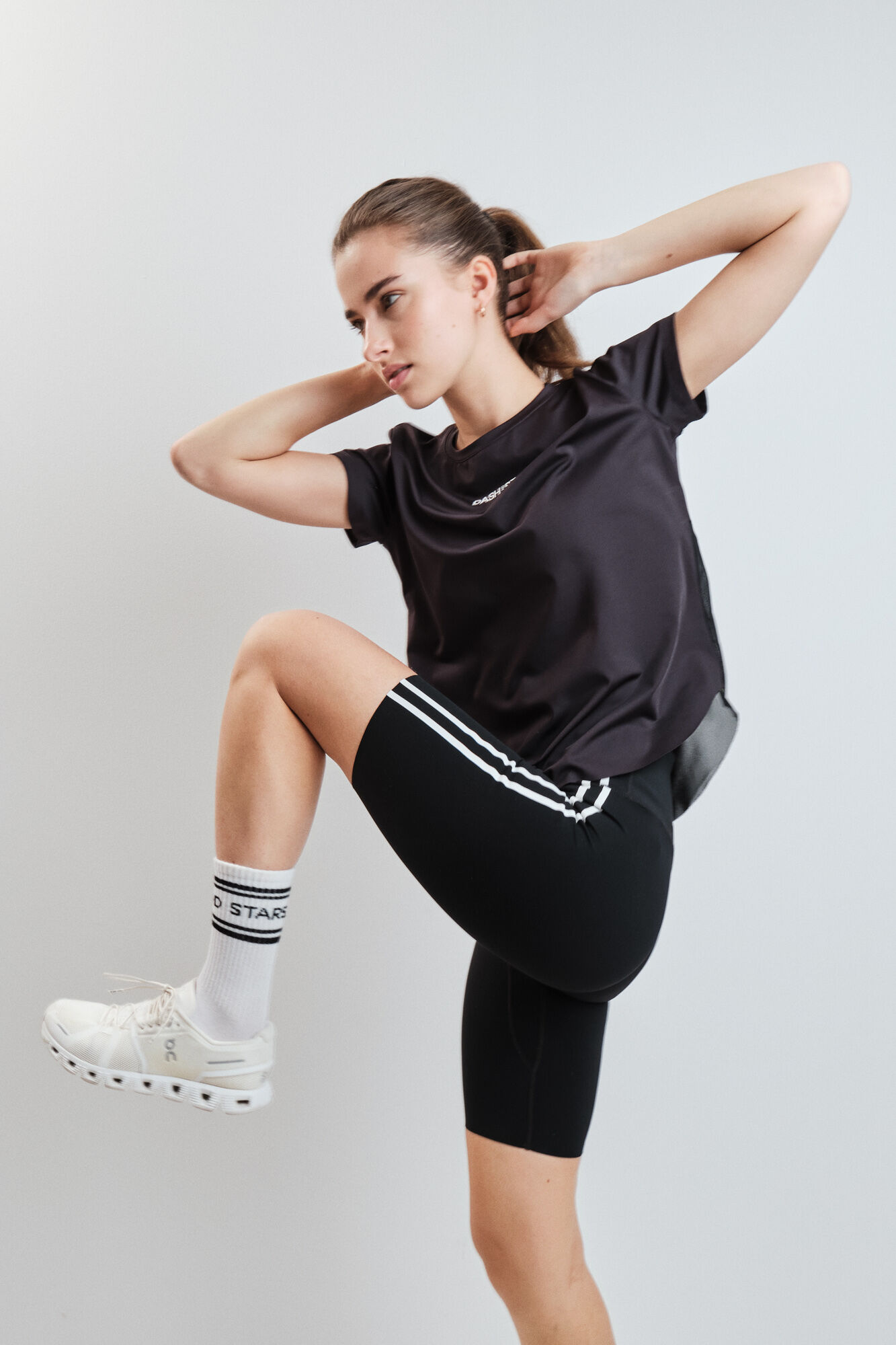 Dash and Stars T-shirt technique &agrave; empi&egrave;cements en mesh noire