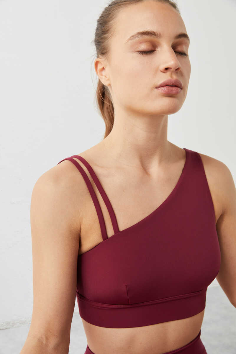 Dash and Stars Asymmetric Collagen Feel maroon sports top red