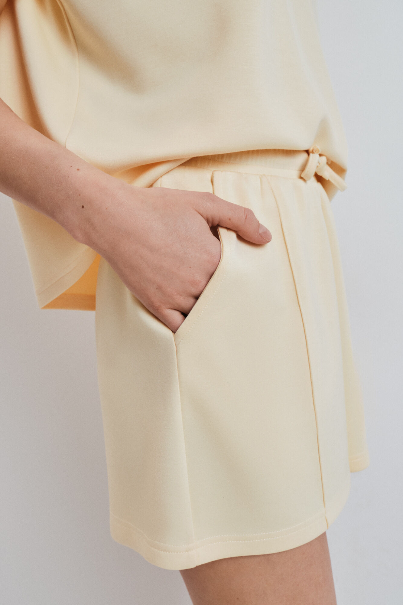 Dash and Stars Short ample en viscose douce jaune