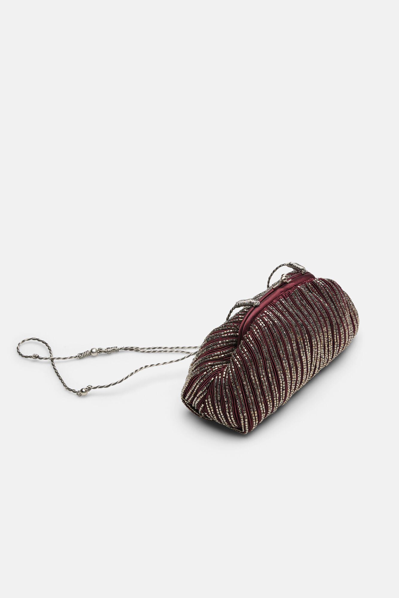 Hoss Intropia Nazaret. Mala clutch de cetim com bordado
