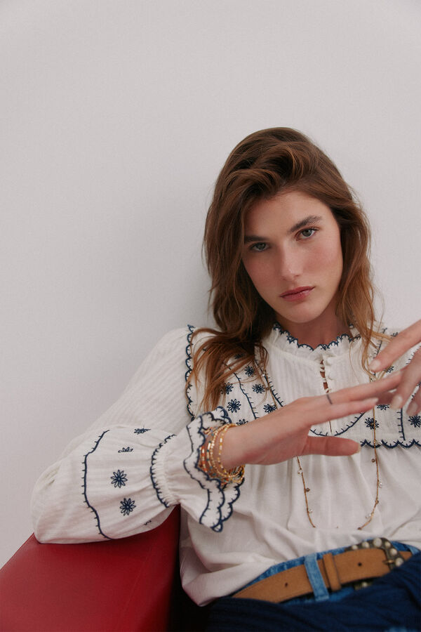 Hoss Intropia Melisa. Camiseta bordada Marfil