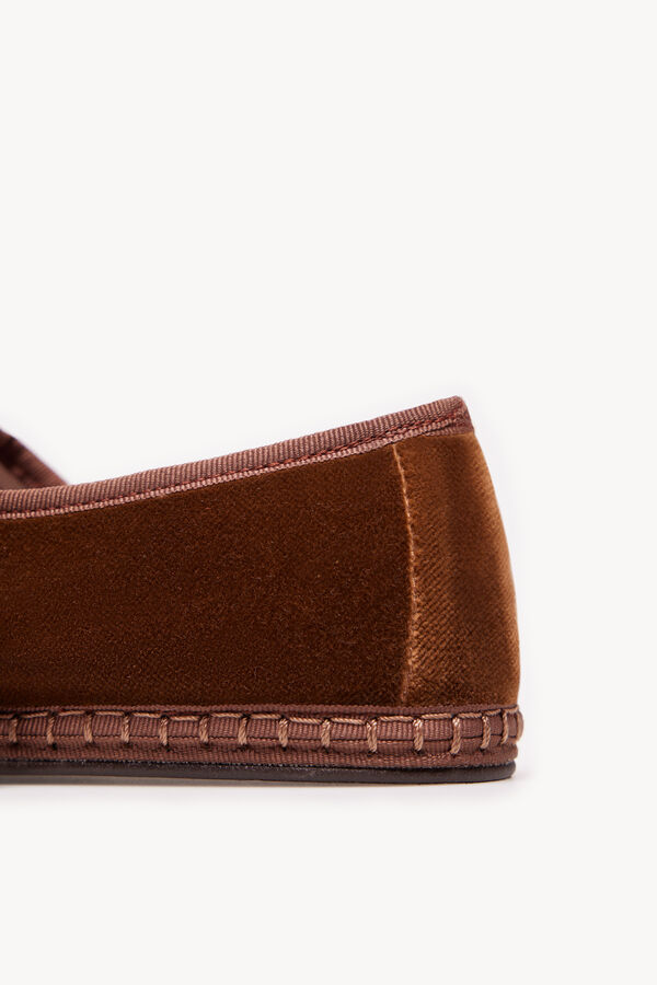 Hoss Intropia Gala. Zapatos planos de terciopelo Brown