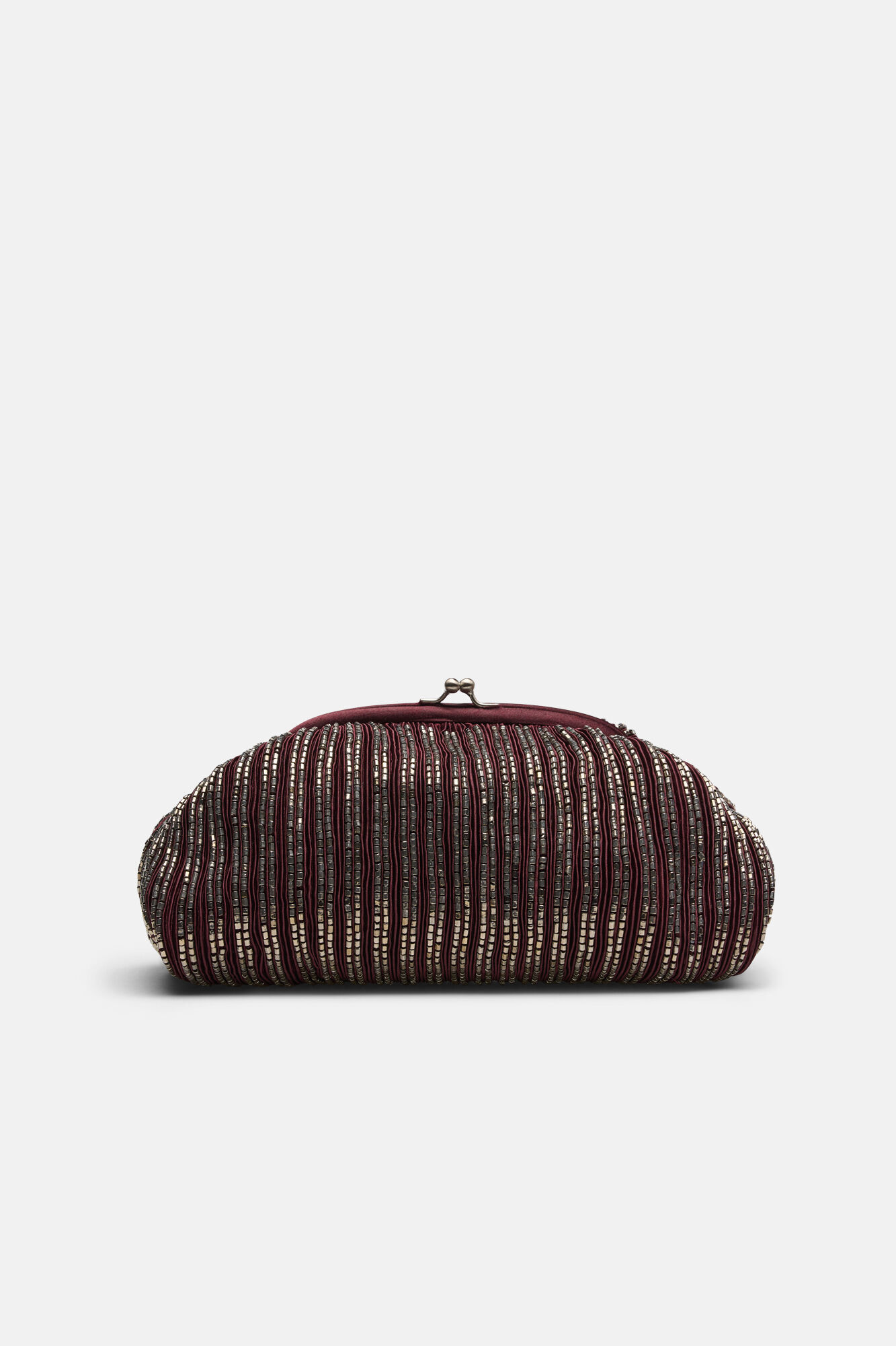 Hoss Intropia Nazaret. Mala clutch de cetim com bordado
