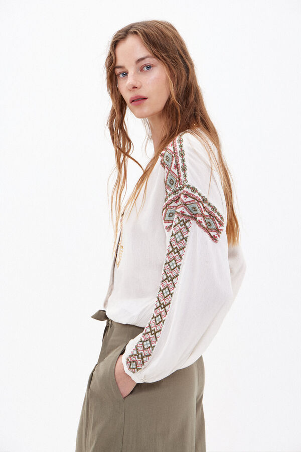 Hoss Intropia Estrella. Embroidered wrap blouse. Ivory