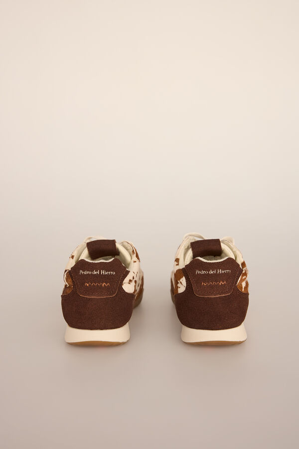 Pedro del Hierro Zapatillas de piel con estampado vaca Marr&oacute;n