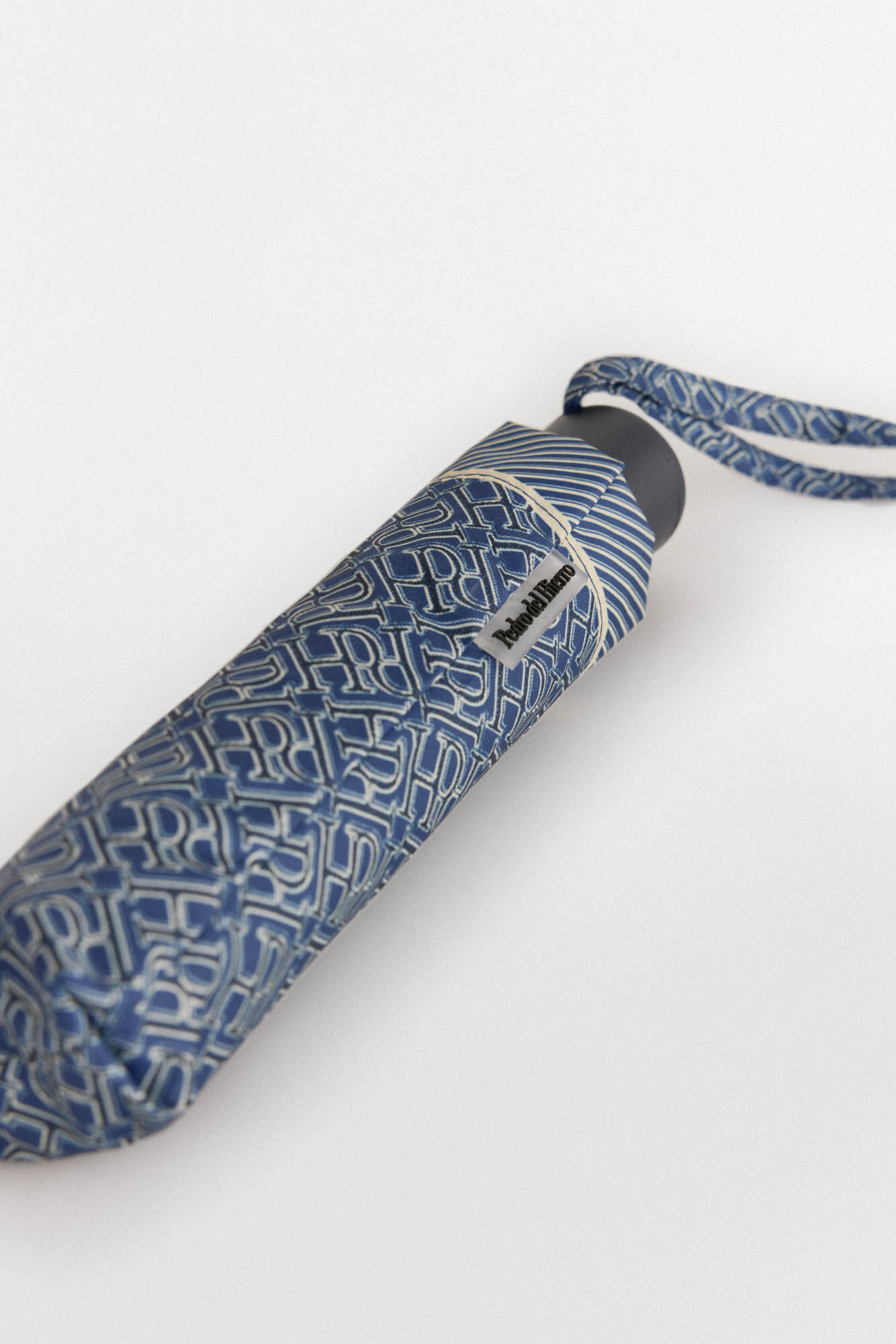 Pedro del Hierro Paraguas monograma con bolsa de hombro