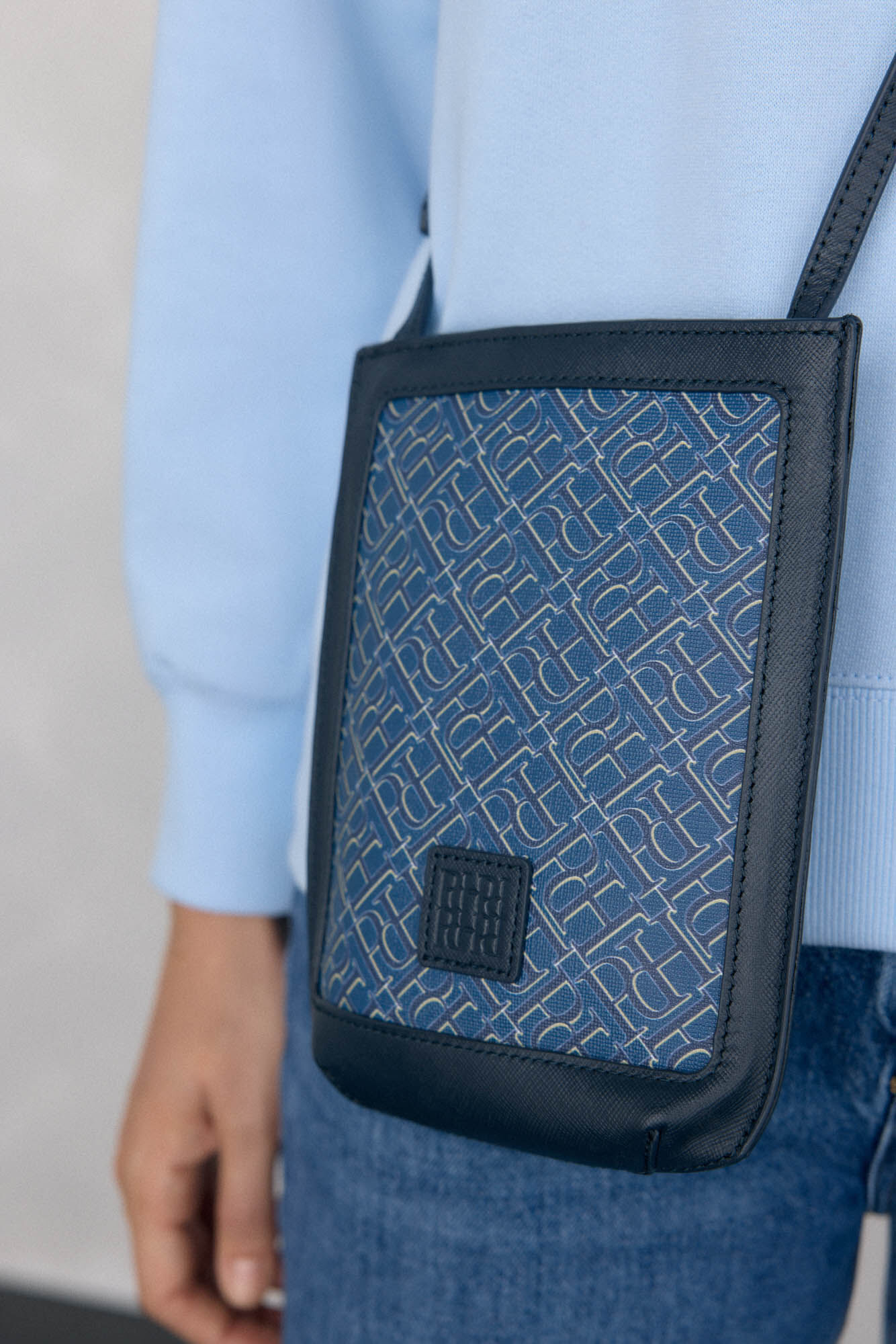 Pedro del Hierro Bolso m&oacute;vil con asa ajustable