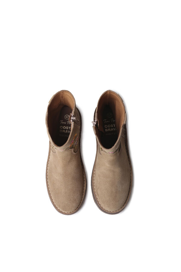 Toni Pons Bot&iacute;n de serraje beige