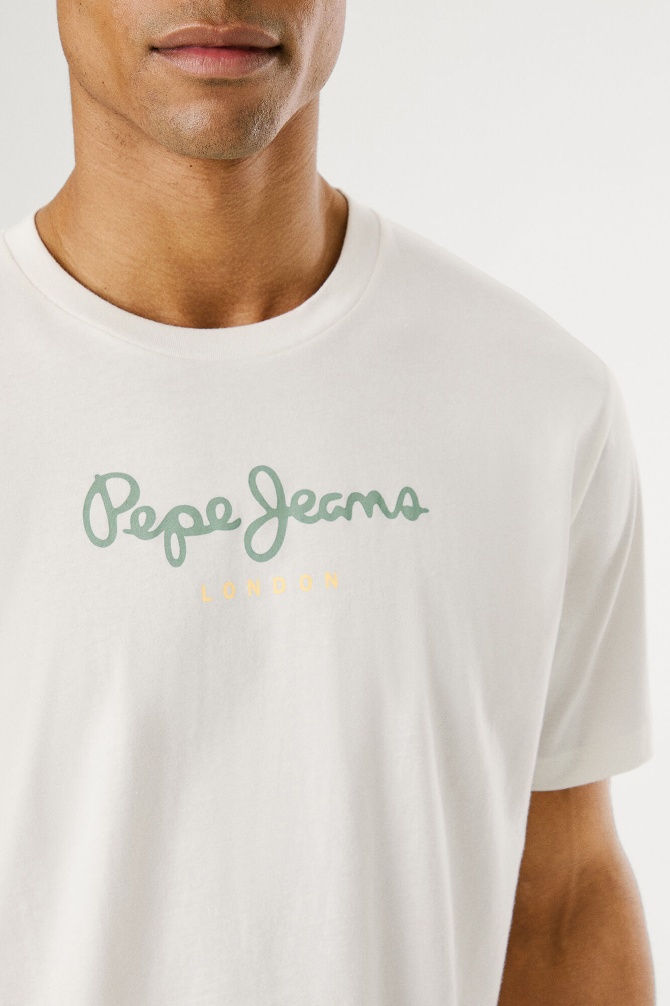 Pepe Jeans Camiseta de manga corta con logo frontal.