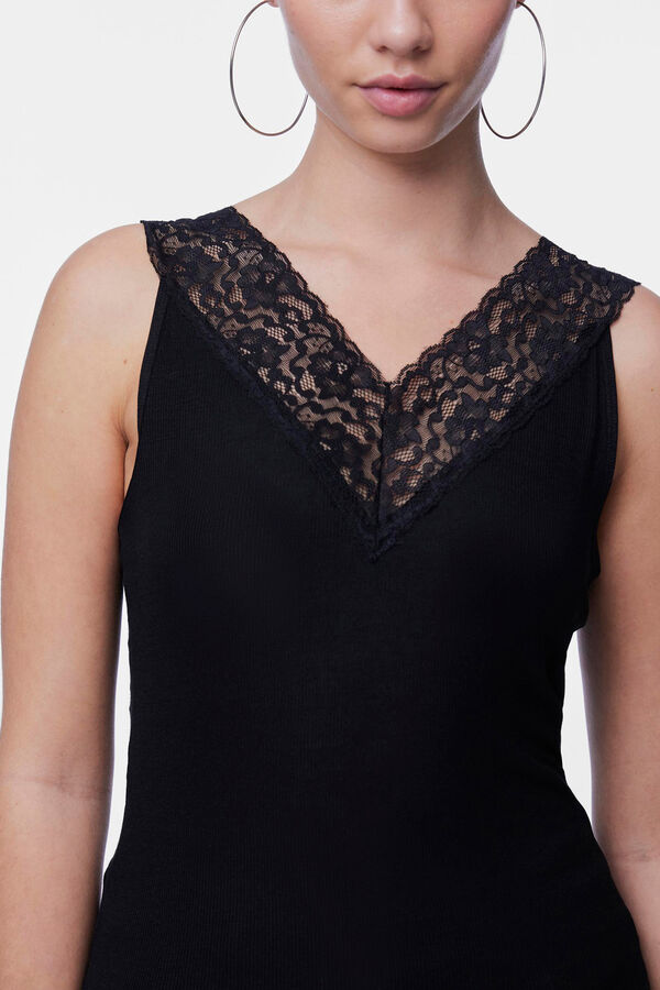 Pieces Camiseta b&aacute;sica .Detalle lencero en el escote y tirantes. negro