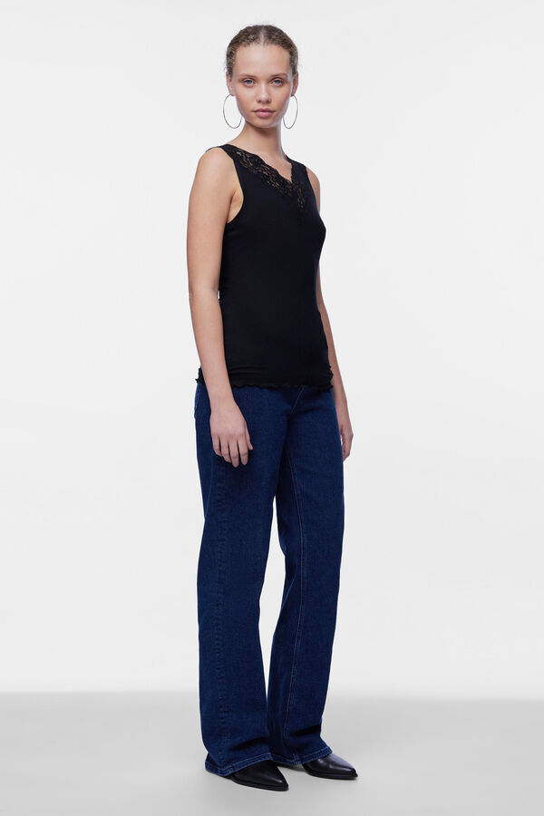 Pieces Camiseta b&aacute;sica .Detalle lencero en el escote y tirantes. negro