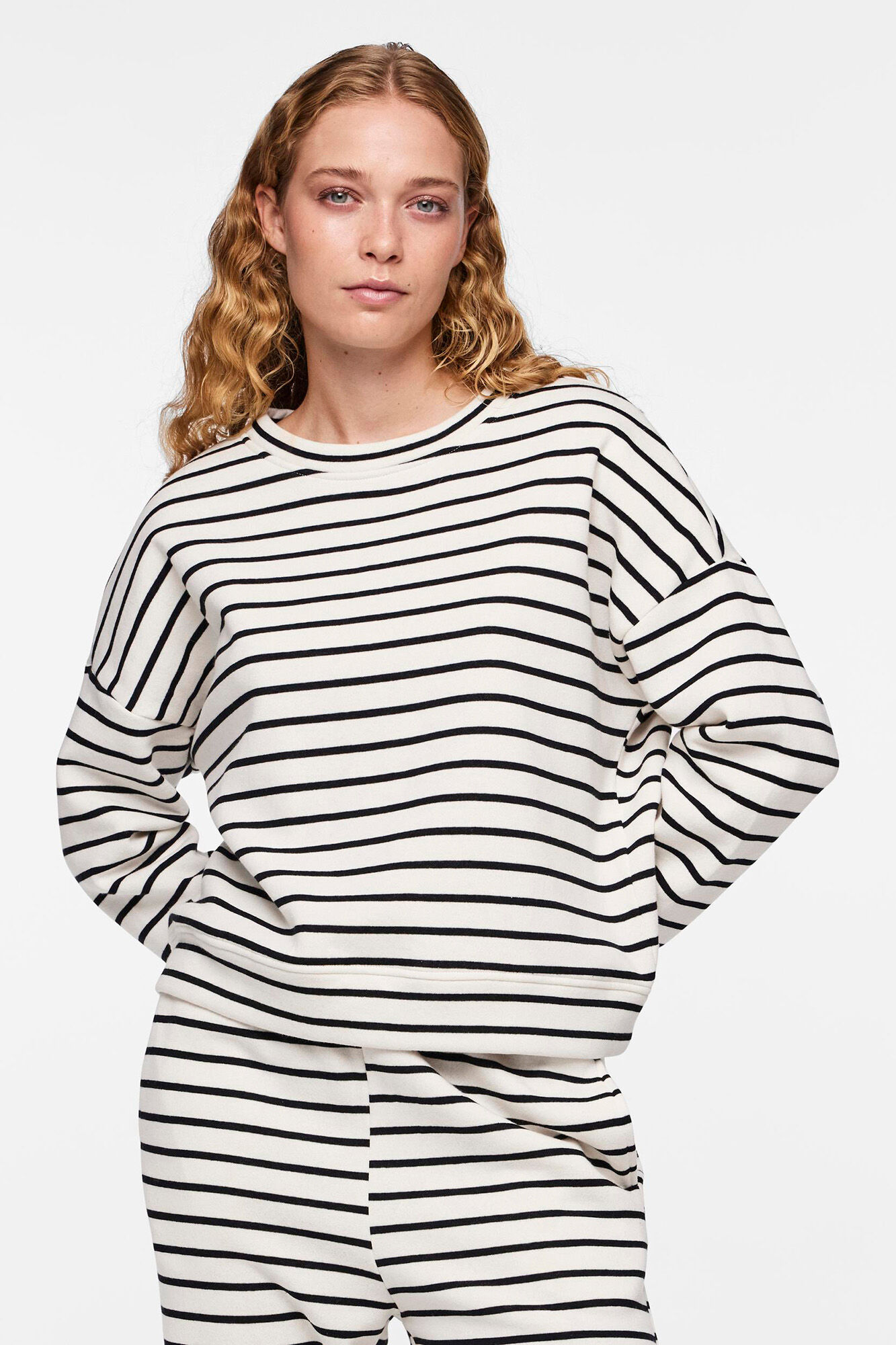 Pieces Cotton sweatshirt with striped print. Closed collar and long sleeves. Soft texture.