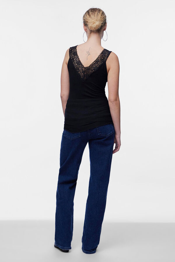 Pieces Camiseta b&aacute;sica .Detalle lencero en el escote y tirantes. negro