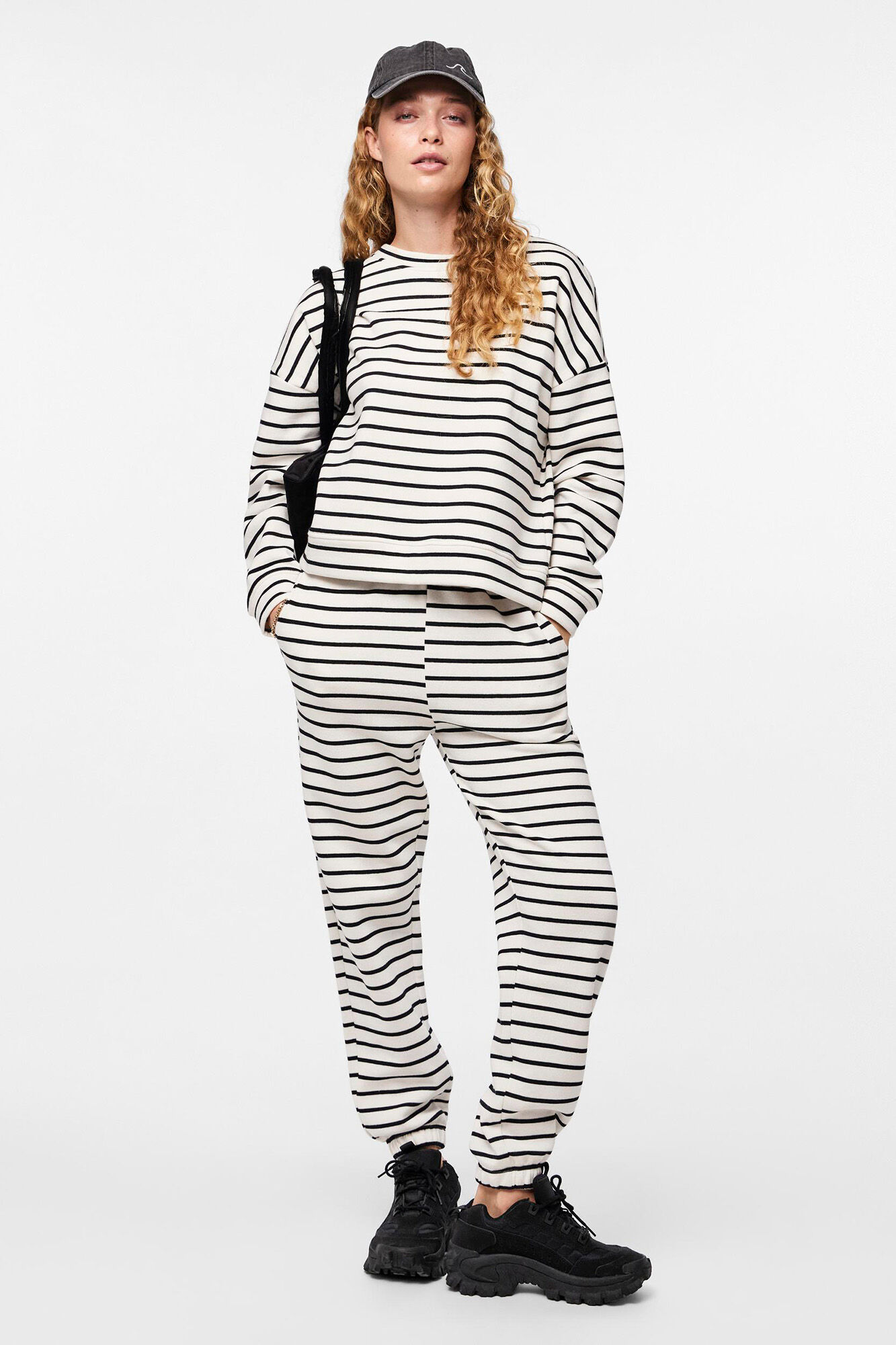 Pieces Cotton sweatshirt with striped print. Closed collar and long sleeves. Soft texture.