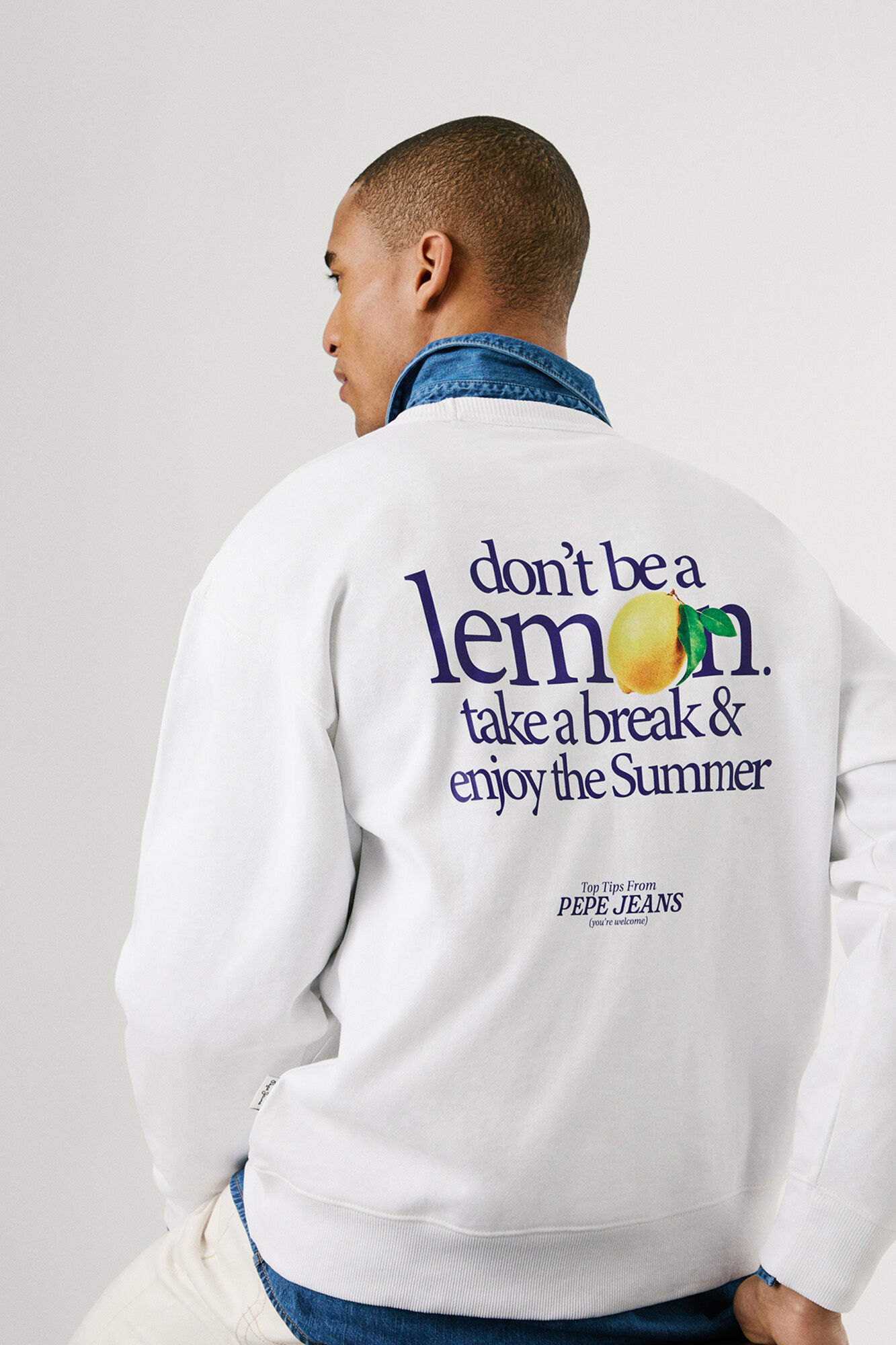 Pepe Jeans Sudadera de cuello redondo con logo frontal y estampado trasero.
