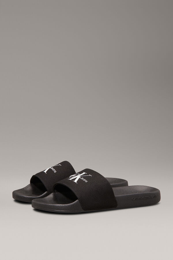 Calvin Klein Slide-Sandalen mit eingraviertem Logo. Schwarz