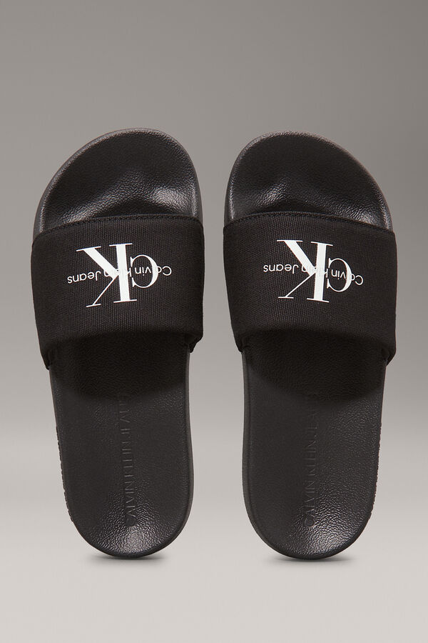 Calvin Klein Slide-Sandalen mit eingraviertem Logo. Schwarz