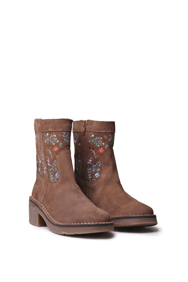 Toni Pons Bot&iacute;n de serraje beige