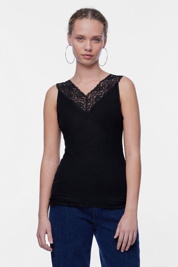 Pieces Camiseta b&aacute;sica .Detalle lencero en el escote y tirantes. negro