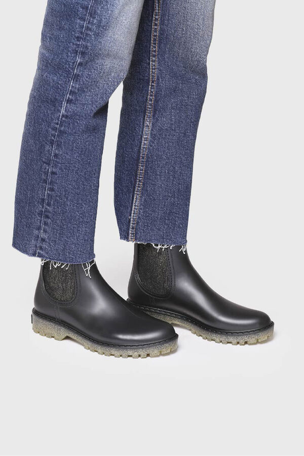 Toni Pons Bot&iacute;n de agua negro