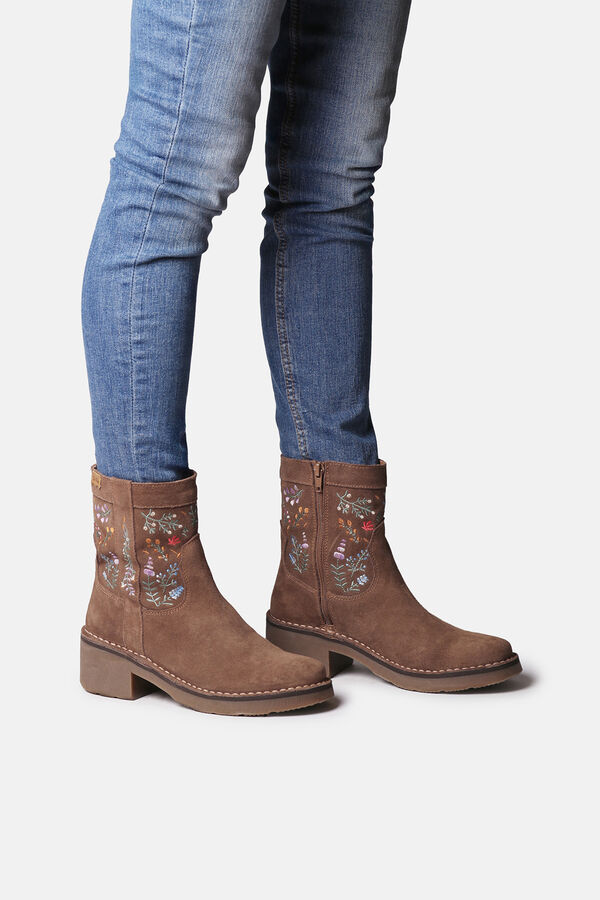 Toni Pons Bot&iacute;n de serraje beige