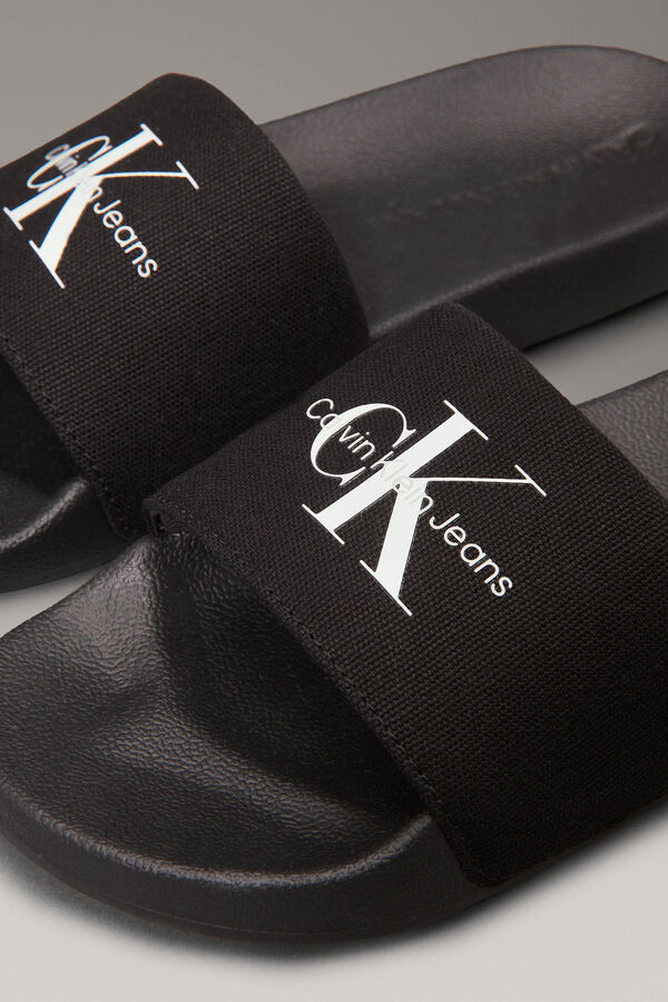 Calvin Klein Slide-Sandalen mit eingraviertem Logo. Schwarz