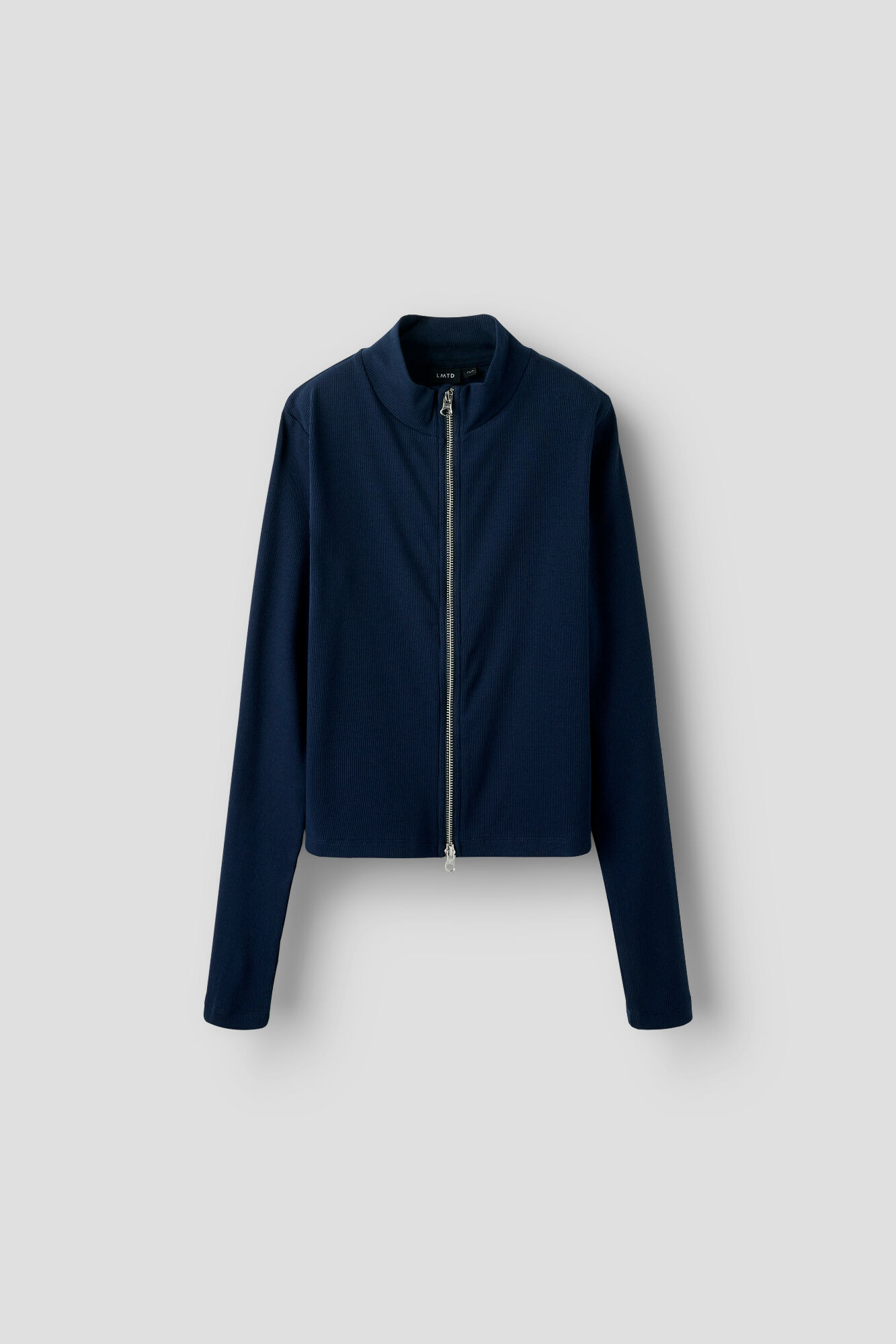 Lmtd Chaqueta manga larga canal&eacute; cuello alto y cremallera.