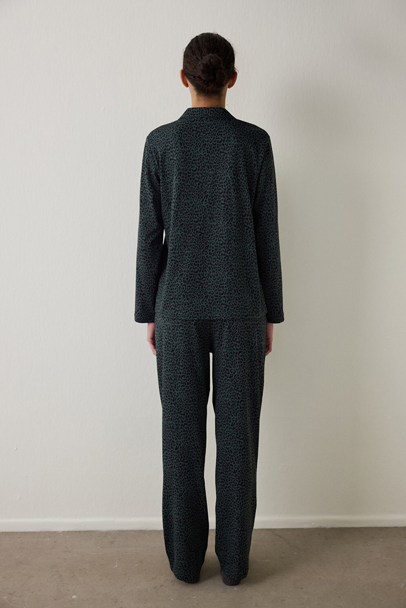 Penti Conjunto de camisa y pantal&oacute;n de manga larga con estampado de leopardo oscuro