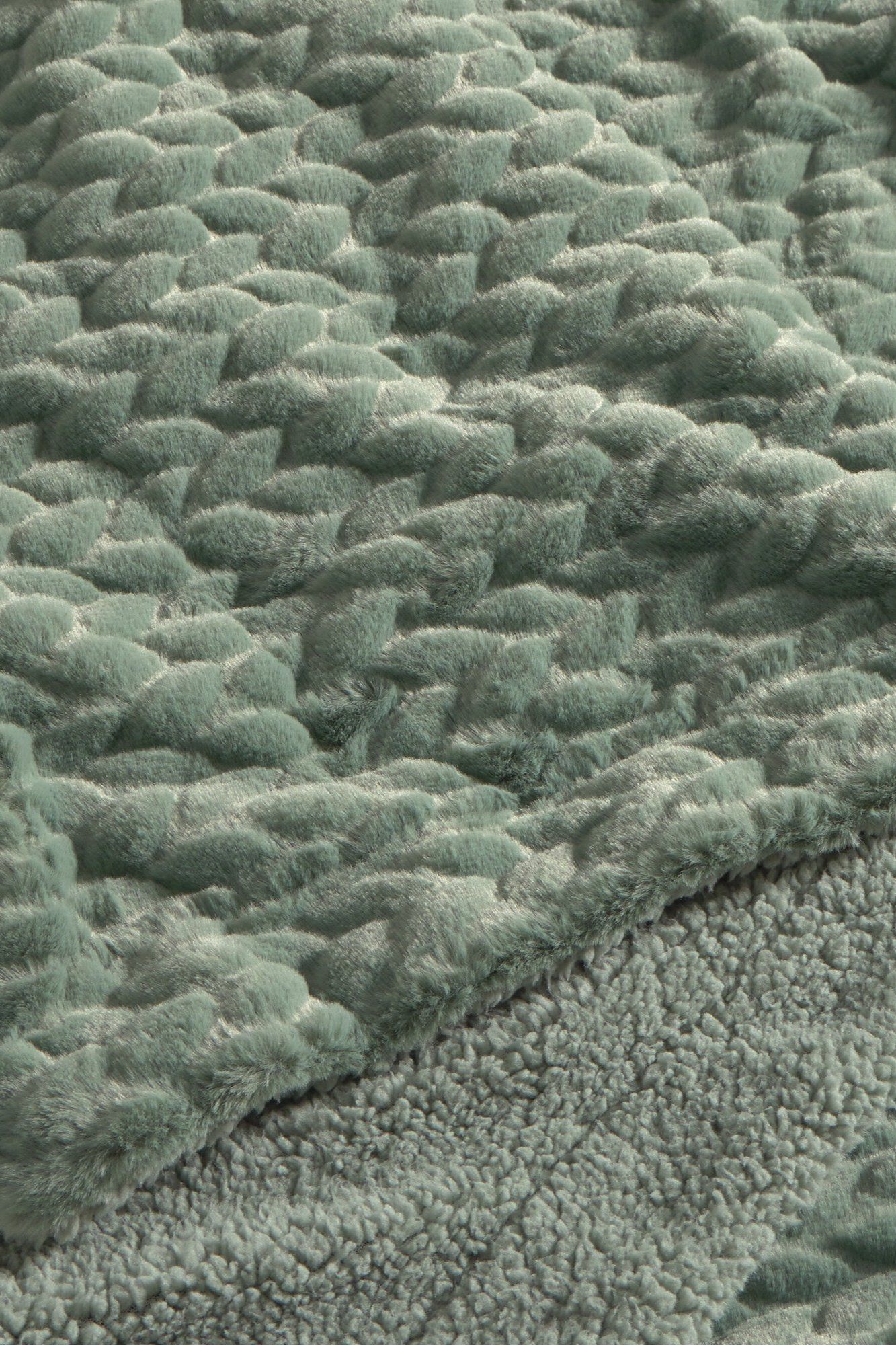 Textura Fleece-Plaid mit Bl&auml;ttern und Lammfell-R&uuml;ckseite