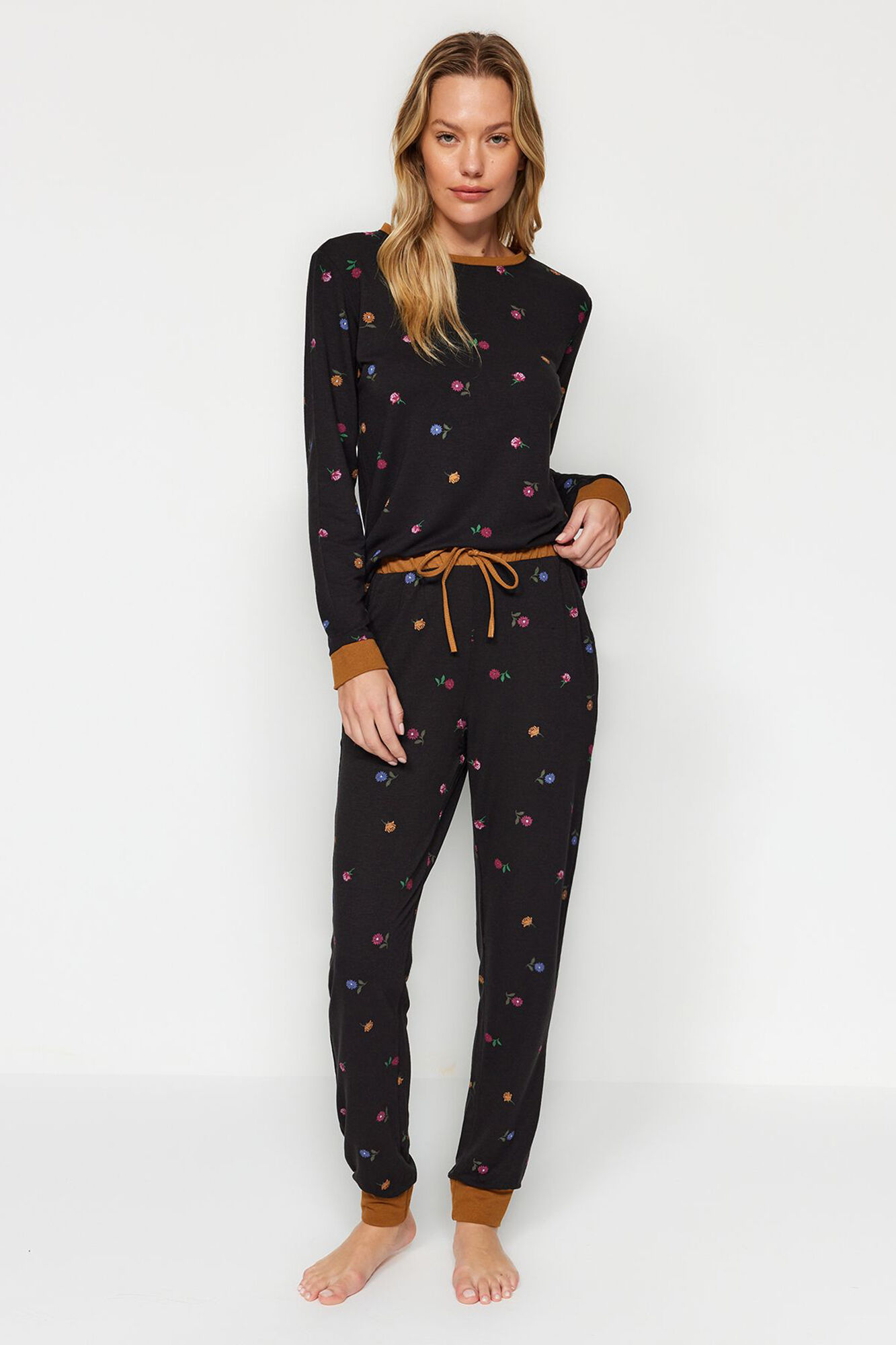 Trendyol Conjunto pijama jogger negro estampado floral&nbsp;&nbsp;