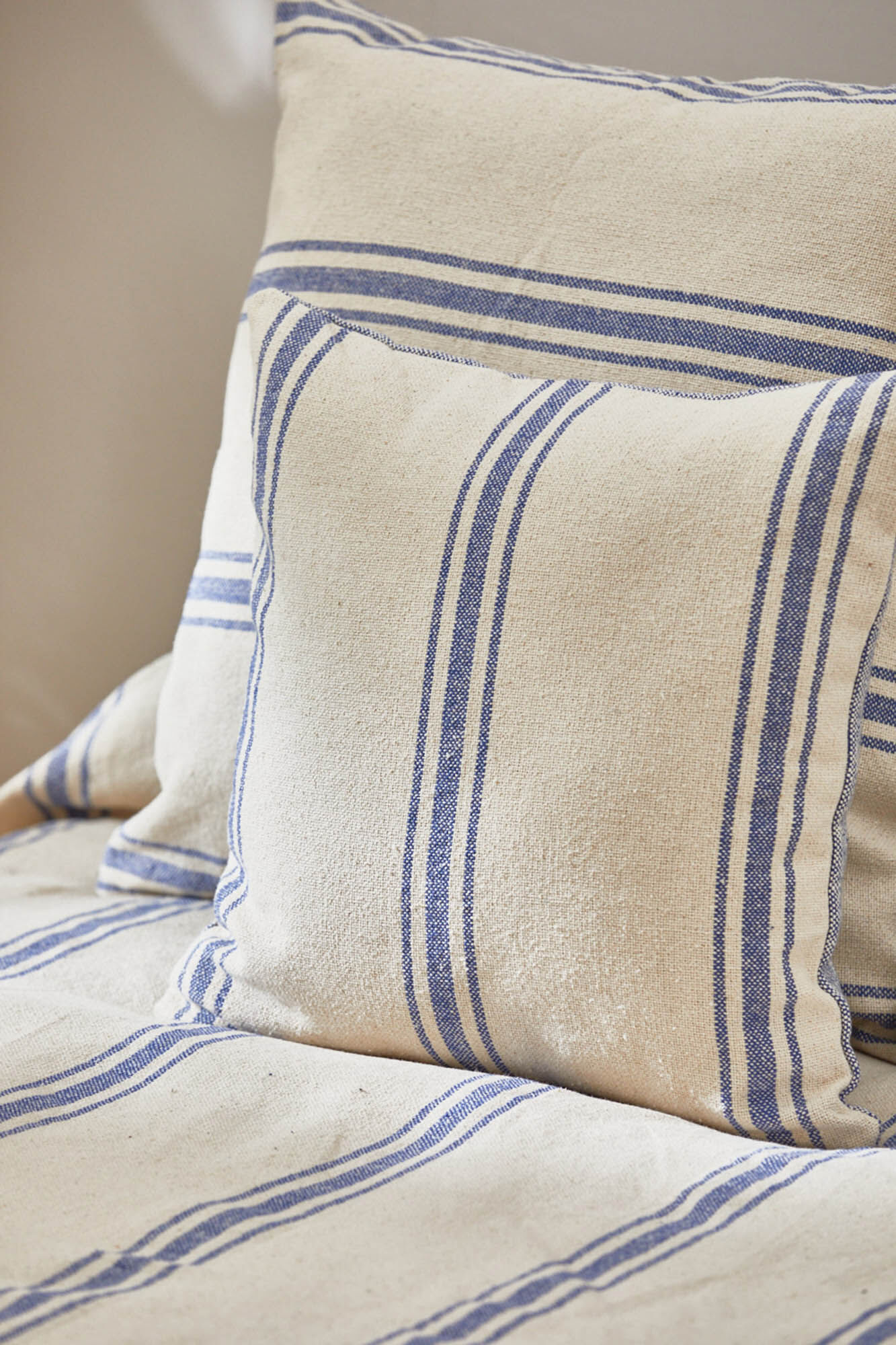 Calma House Capa de coxim com risca tecida azul Bari