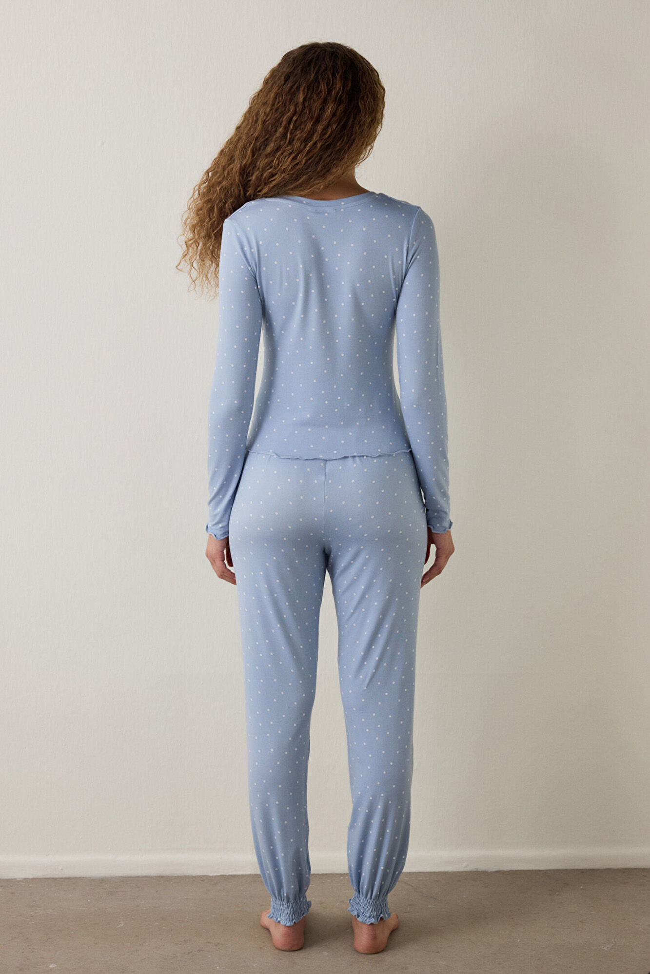 Penti Conjunto de pijama de manga larga con cuello en V y estampado de lunares de ensue&ntilde;o.