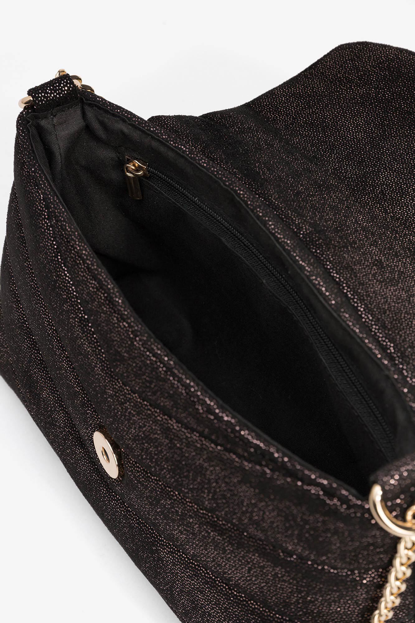 Vilanova Bolso bandolera de fiesta, acolchado, con solapa y acabado brillante.&nbsp;Cierre magn&eacute;tico y asa de cadena.