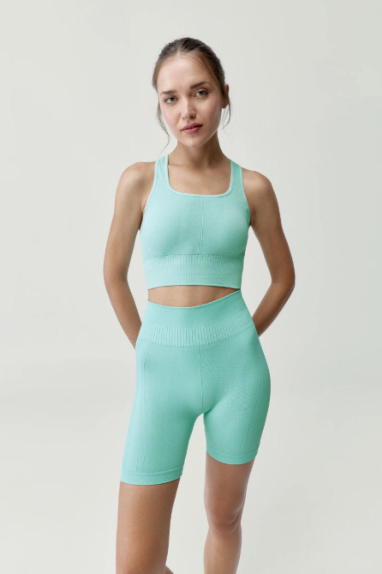 Born Living Yoga Hellblaue Sport-Shorts Eris